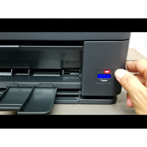 Close up printer Canon yang berkedip dengan tangan mencoba memperbaikinya.