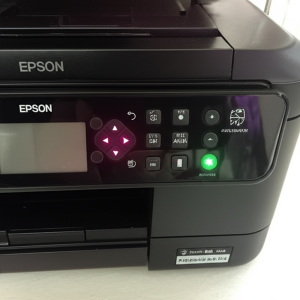 Sebuah printer Epson sedang berkedip lampunya, fokus pada panel kontrol.