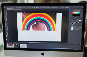 Seorang desainer grafis sedang bekerja menggunakan Affinity Photo di komputernya, dengan tampilan antarmuka aplikasi yang jelas dan fokus pada fitur pengeditan foto.