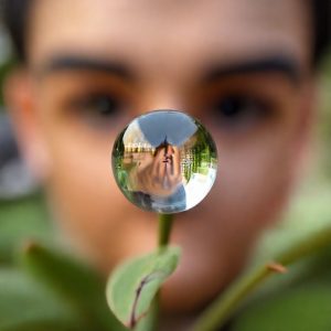 Close-up kamera depan iPhone 18, menyoroti teknologi sensor baru dan peningkatan kualitas gambar.