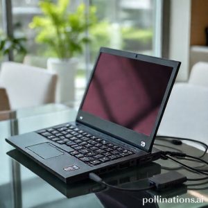 Lenovo ThinkPad P16 Gen 3 dalam lingkungan kerja modern, dengan berbagai perangkat eksternal terhubung.