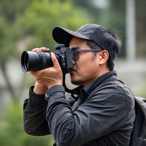 Seorang fotografer profesional sedang mengambil foto dengan Vivo X300 Pro, menyoroti fitur Pro Photography Kit dan kolaborasi dengan Zeiss.