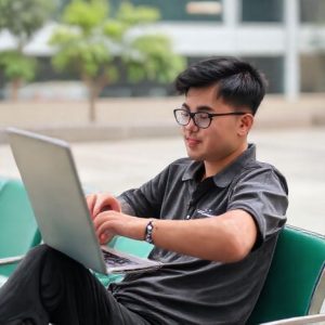 Seorang pelajar sedang menggunakan Infinix Xbook B14 di perpustakaan. Fokus pada desain laptop yang ringan dan tipis.