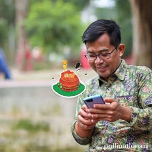 Seorang pemuda/pemudi sedang tersenyum sambil memegang handphone dengan aplikasi Gopay terbuka, di sekelilingnya terdapat ilustrasi pantun dan hadiah Gopay.