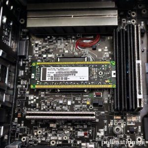 Ilustrasi motherboard PC dengan modul RAM yang menyala, fokus pada chip memori.