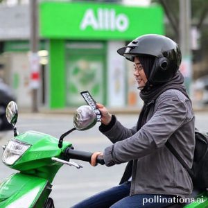 Tangan sedang memindai kode QR Allo PayLater saat membayar sepeda listrik di kasir Transmart.