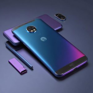 Sebuah render futuristik dari smartphone Moto G57 Power berwarna biru atau ungu Pantone, menunjukkan bagian depan dan belakang dengan modul kamera menonjol dan logo Motorola, berlatar belakang abstrak berteknologi tinggi.
